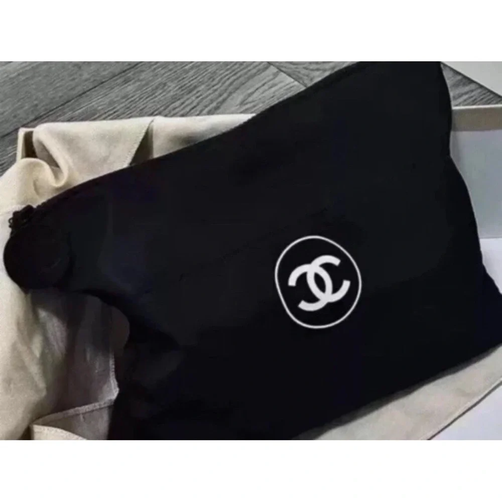 CHANEL puffer cosmetics bag - black - Picture 3 of 4
